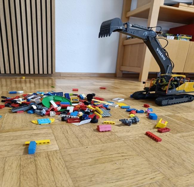 Echte Mini-Bagger von der Firma Kramer zum Spielen im Sandkasten