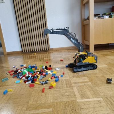 Echte Mini-Bagger von der Firma Kramer zum Spielen im Sandkasten