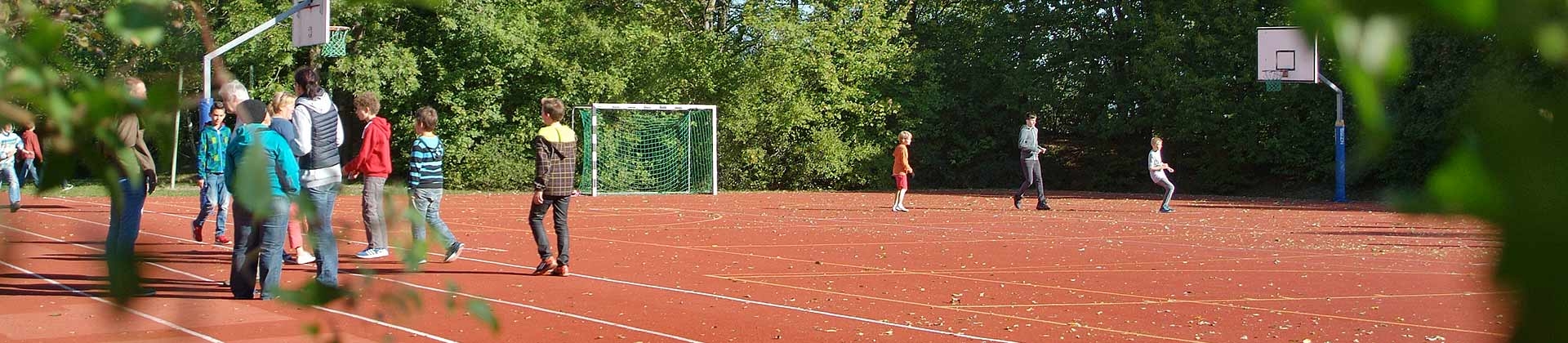 Kinder auf dem Sportplatz